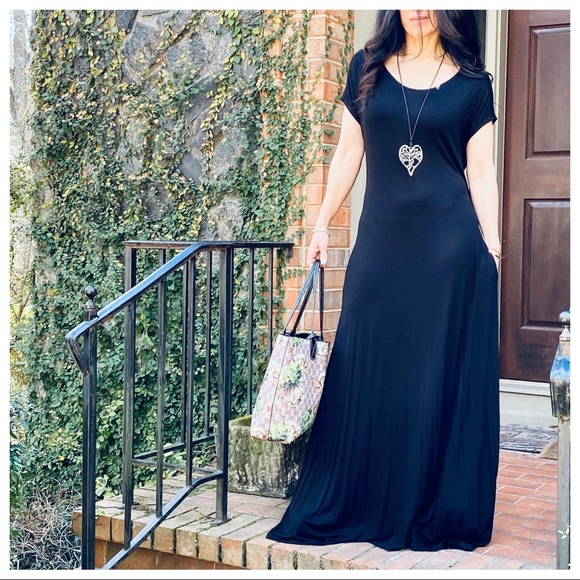 ShopEvelynne Dresses & Skirts - Black open back chic maxi dress with side pockets